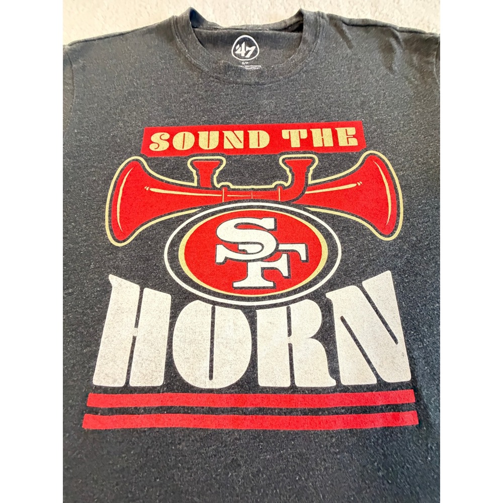 47 Brand San Francisco 49ers Mens Small Charcoal Sound The Horn Graphic Tee
